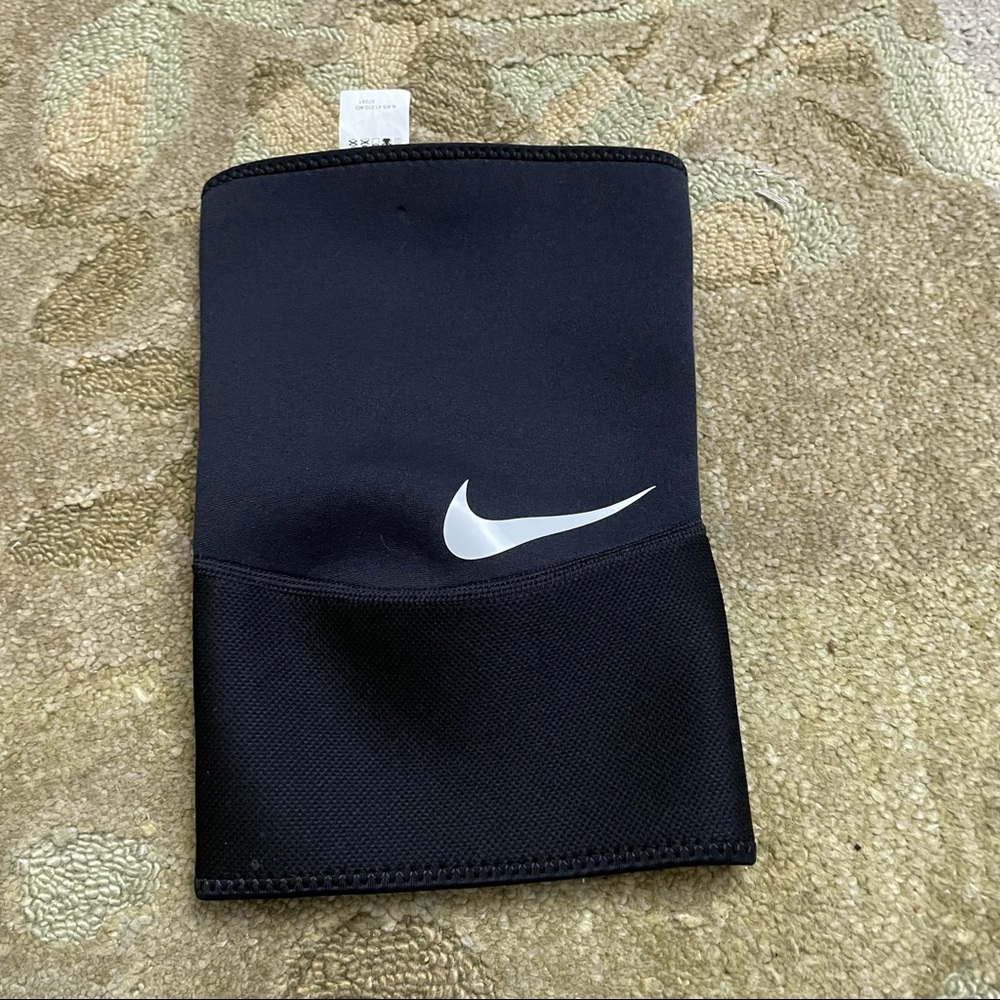 Nike neoprene knee sleeve size medium - unisex
